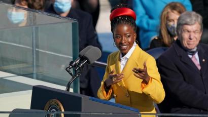 Bild: Erin Schaff/dpa
Die junge US-amerikanische Dichterin Amanda Gorman verzaubert den besseren Teil der US-Gesellschaft.