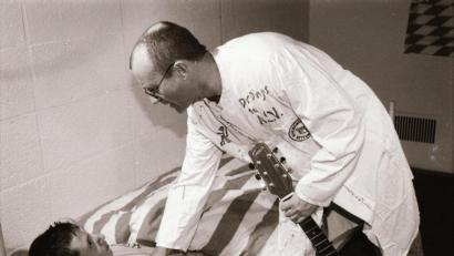 Archivbild: Kunz
Phil Collins sang vor 23 Jahren in der Münchner Olympiahalle ein Mitglied des Weidener ARV-Projekts "Kino für Behinderte" in den Schlaf.