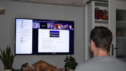 Bild: lue
Von der Couch oder dem Bürostuhl aus können Interessierte virtuell an der Veranstaltung der Sternwarte teilnehmen.