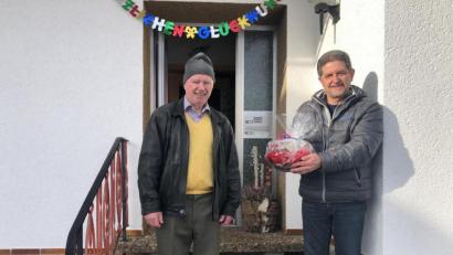 Nur fürs Foto kurz die Maske abgenommen: Bürgermeister Franz Tauber (rechts) gratuliert Ehrenbürger Manfred Schinner zum 80. Geburtstag.