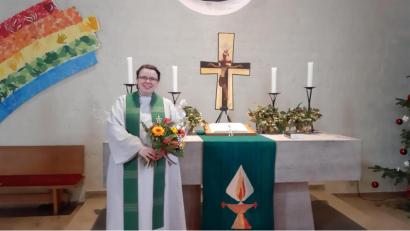 Bild: David Scherf/exb
Zum Abschied von Diakonin Veronika Fleps gab es für sie Blumen und eine Windeltorte.