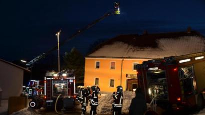Bild: dob
In den Morgenstunden des Donnerstag schlugen Flammen aus einem Dachstuhl in Heumaden.