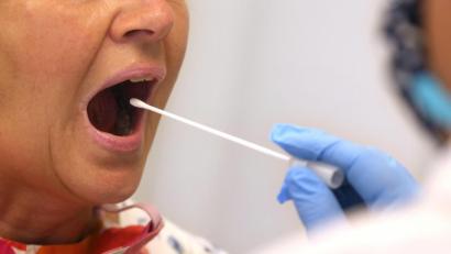 Symbolbild: Karl-Josef Hildenbrand/dpa
Ein Arzt nimmt in einer Hausarztpraxis mit einem Tupfer einen Abstrich bei einer Frau für einen Coronatest.