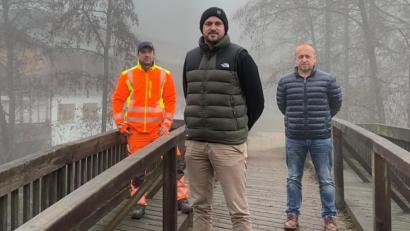 Bild: gis
Bürgermeister Sebastian Voit (Mitte) ist es wichtig, Verwaltungsleiter Thomas Förster (rechts) und Bauhofleiter Martin Reichenberger (links) mit aufs Foto zu nehmen, denn auf sie kann er zählen. Die Drei stehen an den Fußgängerbrücken am Fichtelsee, deren Erneuerung abgeschlossen werden soll.