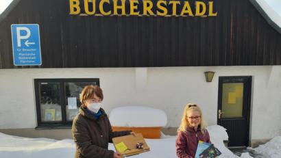 Bild: gis
Bücherstadl-Leiterin Selma Markhof überreichte Theresa Kastl Geschenke für ihre Kombinationsgabe.