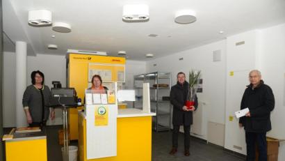 Bild: bey
Marianne Hirmer und Christine Hundhammer (links) werden im sechstägigen Rhythmus die Postkunden in der neuen Filiale in der alten Apotheke am Marktplatz bedienen. Über die Eröffnung der Poststelle freuen sich Josef Langgärtner und Bürgermeister Reinhard Sollfrank (von rechts).