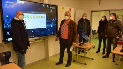 Bild: jr
Bei der Besichtigung der Grundschule Mitterteich erklärte Hausmeister Robert Hoyer (links) den Leonberger Gemeinderäten die Funktionsweise der interaktiven Display-Tafeln in den Klassenzimmern. Von rechts Martin Teubner, Alexandra Burger, Alois Männer und Bürgermeister Johann Burger.