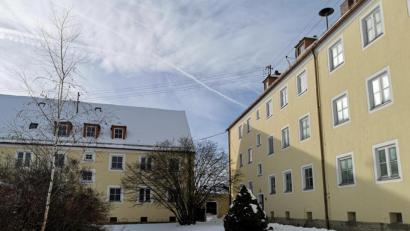 Bild: lnz
Ein Investor hat Interesse an einer Sanierung der alten Wohnblocks am Robert-Lindig-Platz. Hier im Bild der Blick vom Innenhof auf die Gebäude mit den Hausnummern 4, 5 und 6 (von rechts).