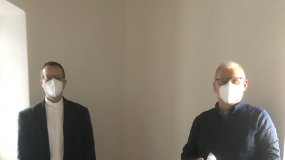 Bild: ads
Stadtpfarrer Thoms Helm von St. Martin (links) und Diakon Richard Sellmeyer freuen sich über die angelieferten FFP2-Masken, die die Pfarrei ab sofort im Pfarrbüro gratis an finanziell schlechter gestellte Menschen abgibt.