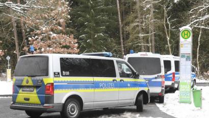 Bild: Gabi Schönberger
Unterstützt wurde die Weidener Polizei beider Suche nach dem Täter, der in Weiden eine Senioren überfallen hat von der Bayerischen Bereitschaftspolizei, Polizeihunden und einem Hubschrauber. Der Mann ist weiter flüchtig.