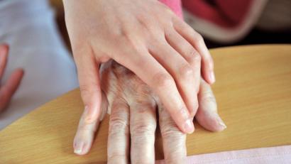 Bild: Uli Deck/dpa
Pflegekräften ist oft die Nähe zur ihren Patientinnen und Patienten wichtig.