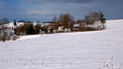 Bild: sm
Die Gemeinde Kirchendemenreuth will ihren Flächennutzungsplan ändern. Ziel dabei ist, diese momentan noch schneebedeckte Fläche an einem Südwesthang zu einem Baugebiet mit 23 Parzellen mit dem Namen "Leite" zu machen.