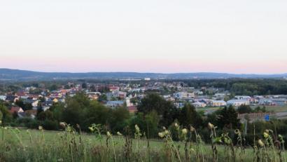 Bild: adj
Blick auf Altenstadt/WN von der Anhöhe an der Windischeschenbacher Straße. Die Gemeinde hatim verganenen Jahr 65 Einwohner verloren