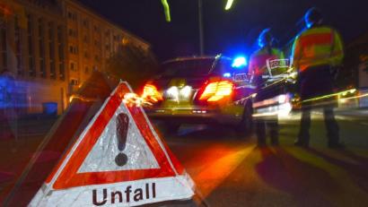 Bild: Patrick Seeger/pa
Ein Polizeifahrzeug steht mit Blaulicht auf einer Straße in Freiburg.