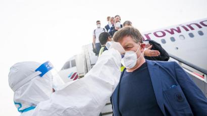 Symbolbild: Sascha Klahn/dpa
Daran besteht durchaus öffentliches Interesse, deshalb kann dieses Bild auch veröffentlicht werden: Medizinisches Personal in Schutzanzügen wartet am Rollfeld auf die deutsche Handball-Nationalmannschaft, die vor dem Start der derzeit laufenden Weltmeisterschaft 2021 in Ägypten auf dem Flughafen von Kairo gelandet war. Am Fuße der Gangway wird bei Bundestrainer Alfred Gislason die Temperatur gemessen.