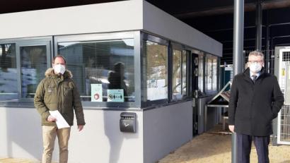 Bild: Kerstin König/exb
Erster Bürgermeister Michael Göth (rechts) und Personalleiter Roland Maul begutachteten die Ausgabestelle in der Kasse des Waldbades. Dort werden ab Montag die FFP2-Masken an pflegende Angehörige verteilt.