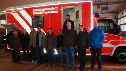 Bild: wro
Das neue Katastrophenschutz-Fahrzeug steht in Wiesau. Abgeholt und empfangen wurde es von einer Delegation der Freiwilligen Feuerwehr Wiesau, um es Bürgermeister und Kreisrat Toni Dutz (Zweiter von links) vorzustellen.