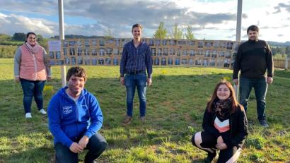 Bild: nza
Die Fotocollage von Krummennaaber Maibaum Malaktion ist fertig und wurde im Bürgerpark in Krummennaab und am Dorfplatz in Thumsenreuth aufgestellt.