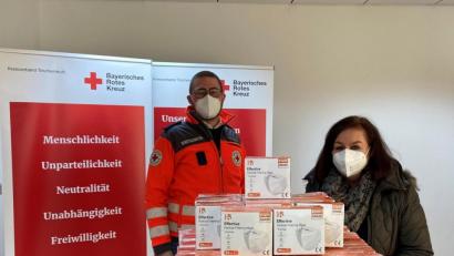 Bild: BRK Kreisverband Tirschenreuth/exb
Der BRK-Kreisverband Tirschenreuth übergab 600 KN95-Masken an die Tafel für deren Abholer. Tafel-Vorsitzende Nicole Fürst (rechts) dankte stellvertretendem BRK-Kreisgeschäftsführer und -Krisenmanger Sven Lehner.