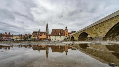 Symbolbild: Armin Weigel/dpa
In der Nähe der Steinernen Brücke ist ein Sprengkörper, vermutlich aus dem Zweiten Weltkrieg, gefunden worden.