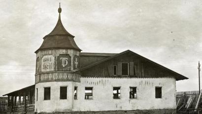 Archivbild: Robert Treml/exb
Die ehemalige Schützenhalle mit ihrem markanten Kuppelturm wurde im Jahr 1910 errichtet und 1920 zur Turnhalle umfunktioniert, ab 1927 diente sie als Wohnbaracke.