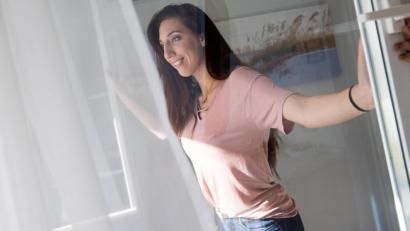 Bild: Franziska Gabbert/dpa
Fenster weit auf: Regelmäßiges Lüften ist für ein gutes Raumklima unverzichtbar.