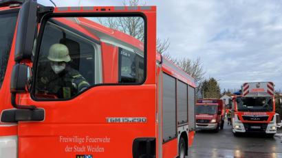 Bild: Gustl Beer
Der Garagenbrand entpuppt sich vor Ort als brennender Holzstoß und ist von der Weidener Feuerwehr schnell gelöscht.