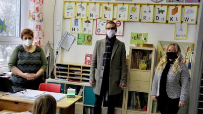 Bild: ds
Der CO2-Sensor am Schreibtisch zeigt Grün: Demnach ist das Klassenzimmer sehr gut gelüftet. Bürgermeister und Schulverbandsvorsitzender Peter Achatzi übergab an Rektorin Birgit Molitor (rechts) und ihre Stellvertreterin Michaela Makitta (links) zehn solche mobilen Geräte.