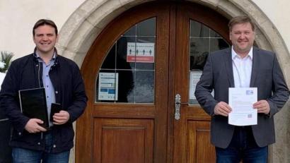 Bild: jp
Jugendbeauftragter Jürgen Rubenbauer (links) und Bürgermeister Stefan Braun werben für die erste digitale Jugendumfrage in Kastl.