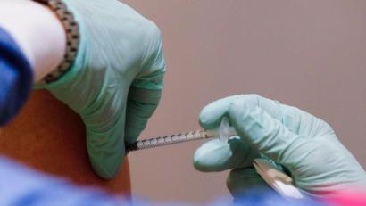 Bild: Markus Schreiber/dpa
Zwei Pikse sind zum Schutz vor einer Covid-19-Erkrankung nötig. Nicht jeder, der jetzt an der Reihe ist, will das..