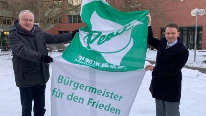 Bild: Norbert Schmieglitz/exb
Am 22. Januar hissten Oberbürgermeister Jens Meyer und Bürgermeister Lothar Höher die Flagge vor dem Neuen Rathaus.