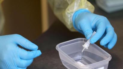 Symbolbild: Oliver Berg/dpa
Corona-Schnelltest in einer Teststation in Wipperfürth.