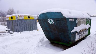 Bild: bkr
Der Altglascontainer beim Bauhof in Kulmain besitzt auch auf der Rückseite Einwurföffnungen – diese bleiben ungenutzt. Dafür wird das Entsorgungsgut einfach auf der Vorderseite abgeladen, wie es heißt.