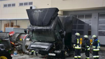 Bild: jr
Einen technischer Defekt am Führerhaus war wohl die Brandursache für einen Brand am Samstagvormittag. Ein Lastwagen des Backhauses Kutzer geriet in Brand. Einsatzkräfte der Feuerwehren hatten den Brand schnell in Griff.