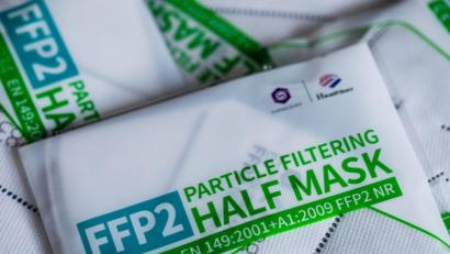 Bild: Rolf Vennenbernd
FFP2 Masken mit CE-Zertifizierung liegen verpackt auf einem Tisch.