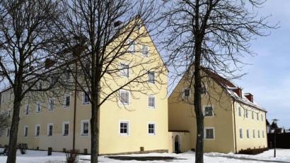 Bild: lnz
Interesse gibt es an der Sanierung der alten Wohnblocks am Robert-Lindig-Platz in Mitterteich. Um ein solches Projekt zu unterstützen, hat der Stadtrat ein kommunales Förderprogramm ausgeweitet.