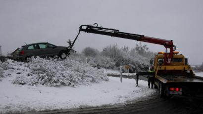 Bild: kro
Mittels eines Autokrans musste das Unfallauto geborgen werden.