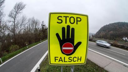Bild: Armin Weigel/dpa
Ein Schild mit der Aufschrift «STOP FALSCH» steht an der Autobahn A3 nahe Deggendorf (Bayern) - es soll Verkehrsteilnehmer warnen, die falsch auf die Autobahn einbiegen.