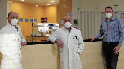 Bild:  Sandra Hänsel/exb
Professor Dr. Heiko Graichen (links) freut sich über die Rückkehr von Dr. Marco Strauch (Mitte) an die Asklepios-Klinik. Mit im Bild Geschäftsführer Daniel Weiß.