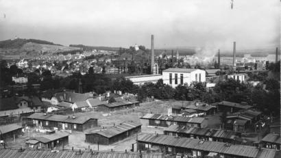 Bild: Stadtarchiv Sulzbach-Rosenberg
Im Flüchtlingslager Schlackenberg – vormals Lager für Kriegsgefangene und Zwangsarbeiter der Maxhütte – fanden auch viele Sudetendeutsche eine notdürftige Bleibe. In ihrer alten Heimat war Hans Watzlik als Schriftsteller und Sammler von böhmischen Sagen und Märchen sehr bekannt.