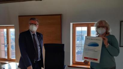 Bild:  Kerstin König/exb
Bürgermeister Michael Göth und Gabriele Wagemann, Leiterin Hauptamt, gaben den Startschuss für die neuen Onlinedienste der Sulzbach-Rosenberger Stadtverwaltung.