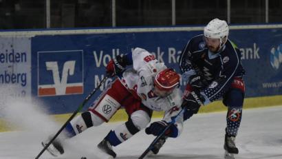 Bild: gb
Die Blue Devils verloren am Sonntag das Heimspiel gegen den Deggendorfer SC mit 4:6. Hier kämpfen Mirko Schreyer (rechts) und der Deggendorfer David Kuchejda um die Scheibe.