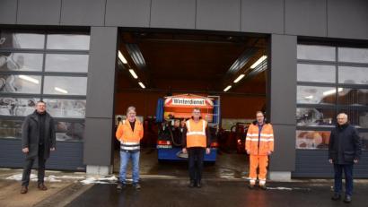 Bild: bey
Bürgermeister Reinhard Sollfrank verabschiedet den bisherigen Bauhofleiter Erwin Glaubitz und stellt Hubert Hösl als neuen Bauhofleiter sowie Daniel Böhm als dessen Vertreter vor (von links). Bei der kleinen Zeremonie ist auch zweiter Bürgermeister Josef Langgärtner (rechts) dabei.