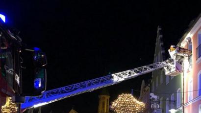 Bild: mde
Mit der Drehleiter der Kemnather Wehr wurde eine Person aus dem Obergeschoss eines Gebäudes auf dem Kemnather Stadtplatz am Samstagabend gerettet.