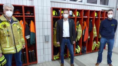 Bild: fsb
Bürgermeister Ernst Schicketant übergibt den Kommandanten der Feuerwehren Altenstadt/WN, Gottfried Amschl (links), und Meerbodenreuth, Josef Danzer (rechts), für die Aktiven ein Dankeschön der Gemeinde.