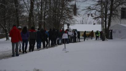Bild: jr
Sonntagnachmittag in Waldsassen: Am Testzentrum im Landkreis Tirschenreuth bildet sich eine lange Schlange. Tschechische Pendler wollen sich ihren Test sichern, um auch am Montag zu ihrem Arbeitsplatz gelangen zu können. Schon in den ersten 30 Minuten waren am Sonntag 300 Menschen zum Testen angetreten.