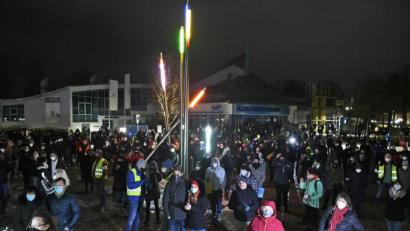 Bild: Petra Hartl
Selbst die Veranstalter waren vom großen Zuspruch überrascht, den die Demonstration vor dem ACC erfuhr.