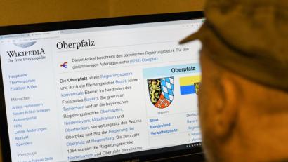 Bild: Gabi Schönberger
Auch Autoren aus der Oberpfalz schreiben an Artikeln in der Wikipedia mit, bessern Belege aus oder übersetzen die Texte für andere Ausgaben der Wissensplattform.