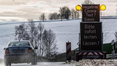 Bild: Armin Weigel
Coronatest-Hinweisschilder kurz hinter der deutsch-tschechischen Grenze. Foto: Armin Weigel/dpa