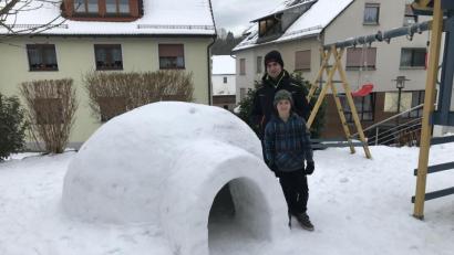 Bild: lep
Das Iglu von Jakob und Ferdinand Zeitler ist ein Hingucker. Sieben Stunden brauchten die beiden Jungs um ihren Kindheitstraum zu verwirklichen.